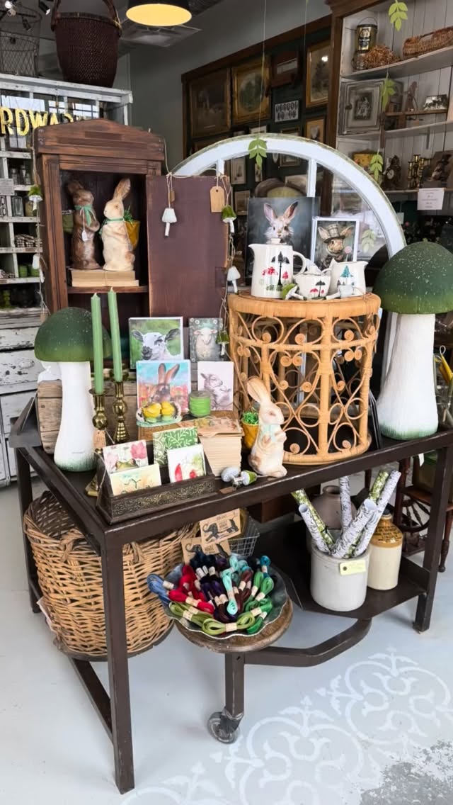 Waiting on Spring…..
#antique #papershop #antiquehome #vintagehome #vintagestyle