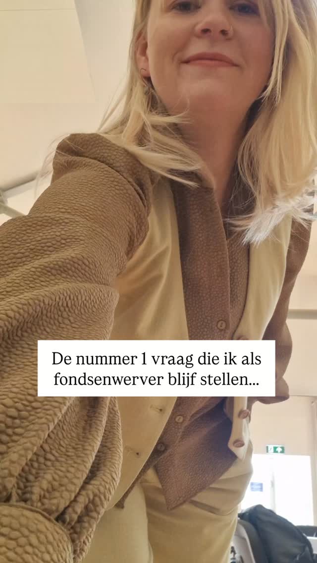 Bij het lezen van een subsidieaanvraag stel ik mezelf altijd eerst deze vraag: wat voel ik hierbij?
Veel aanvragen blijven hangen in afstandelijke, beleidsmatige en saaie taal. Daardoor gaat het totaal niet leven.
Je aanvraag wordt niet gelezen door een systeem, maar door iemand die ergens op moet aanhaken.
De plannen die blijven hangen, zijn bijna altijd de plannen waarbij ik denk: wow hier wil ik bij zijn. En dat heeft écht niet per se te maken met mijn persoonlijke smaak.
Ik heb als adviseur vaak genoeg zin gekregen om naar een voorstelling of tentoonstelling te gaan waar ik normaal nooit zelf voor zou kiezen.
We vergeten vaak dat het ook belangrijk is om over te brengen dat het ook leuk, gaaf, bijzonder etc wordt.
Natuurlijk is het óók belangrijk dat je aanvraag goed onderbouwt is met steekhoudende argumenten en passend is bij de criteria van het fonds.
Je krijgt nu mijn Ultieme Projectplan Check als cadeautje bij mijn bestverkopende e-book ‘Jouw project gefinancierd’ (€19). Wil je daar een linkje van laat het dan hieronder weten en dan DM ik je!