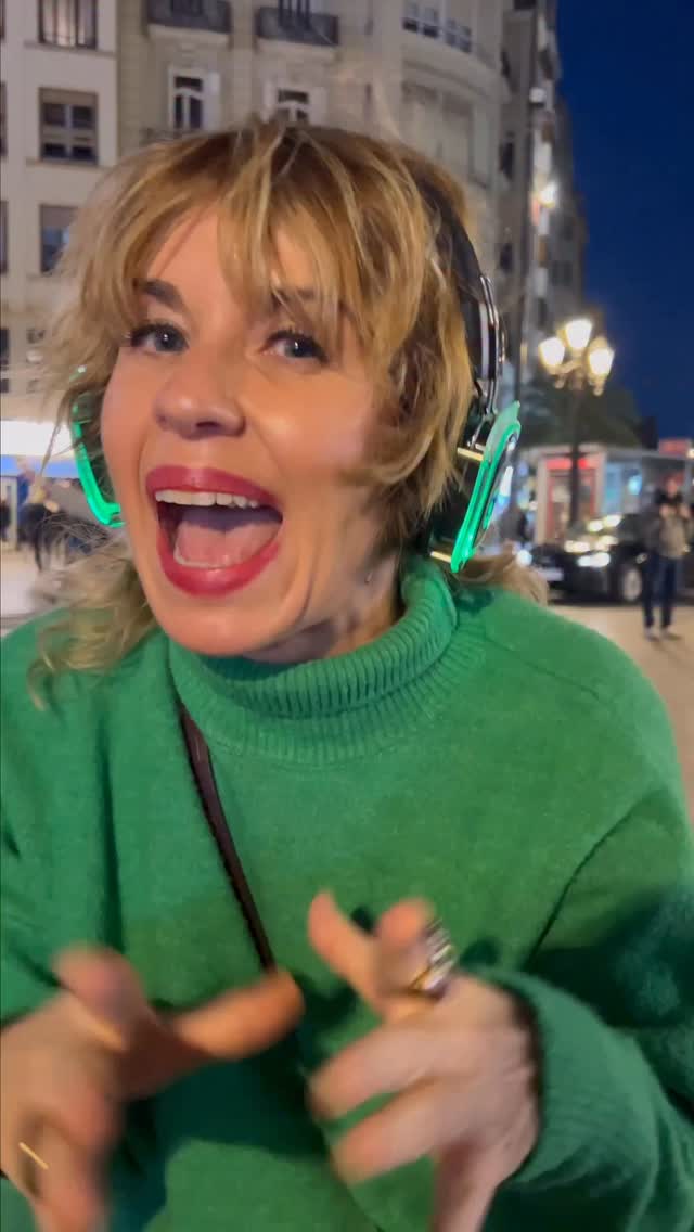 Valencia lo tuvo claro:
dejarse llevar, bailar como salga, sin normas, sin pasos perfectos
y sin darle tantas vueltas a todo. 💃🏻🕺🏼
Porque a veces lo único que hace falta
es moverte como te nace, reírte sin motivo
y olvidarte un rato de todo lo demás.🎧
👉🏼 Si tú también eres de los que quiere bailar sin pensarlo demasiado, comenta “BAILA” y te enviamos toda la info.
#PlanesEnValencia #QueHacerEnValencia #ExperienciasEnValencia #bailaloloco