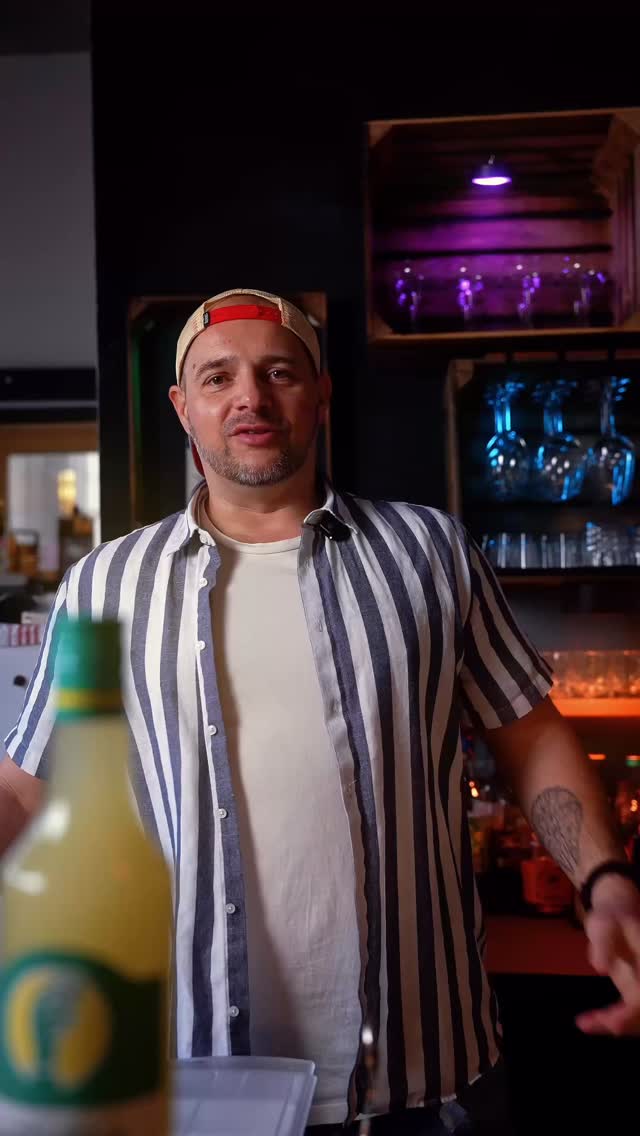 Unser Signature Drink: der Totti’s Spritz. 🍋✨
Frisch, leicht und regional – genau so, wie’s sein soll.
Totti’s Saurer trifft auf einen Hauch Vanille, etwas Sekt, Eis und frische Minze –
ein Drink, der bleibt. 🍹
#tottis #göttingen #DrinkResponsibly #vegan #madeingermany
Dieser Inhalt richtet sich ausschließlich an Personen über 18 Jahren.
Bitte Alkohol verantwortungsvoll konsumieren und nicht an Minderjährige weitergeben.