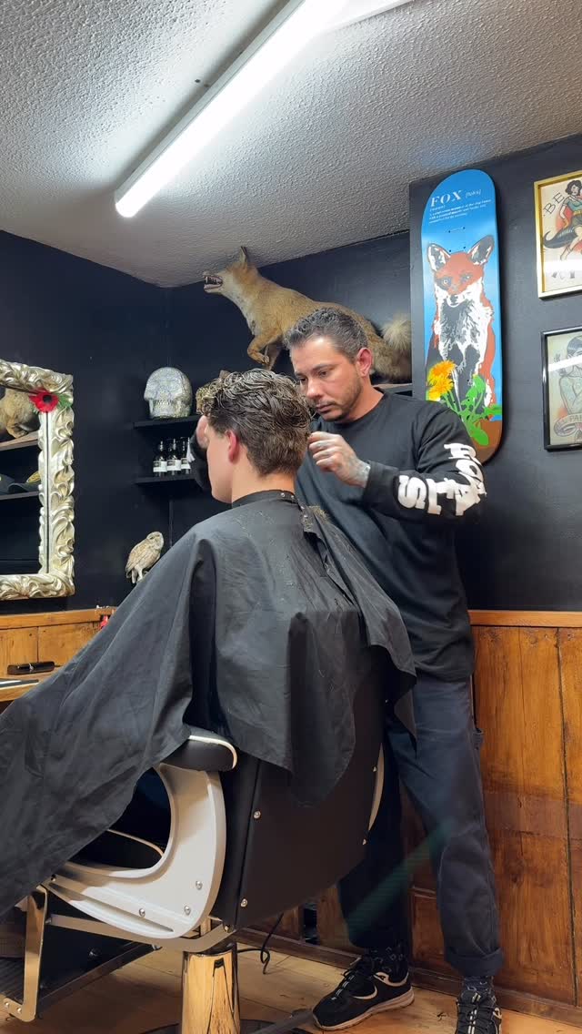 Wavy hair, but make it sharp.
A clean trim keeps those natural waves looking defined, fresh, and easy to style.
No frizz, no fuss.
Whether you want to keep the length or tighten things up, we’ve got you covered.
@thiagodalcin
#royalsbarbershop #barbershoproyals #wavyhairtrim