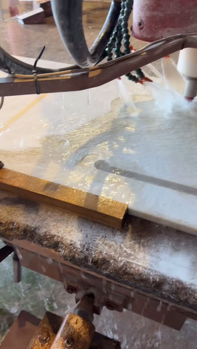 Wir durften eine stilvolle Küche mit 2 cm Taj Mahal belegen. Die vom Kunden ausgewählten Rohplatten haben wir mit ihren schönen Maserungen fortlaufend zugeschnitten. Küchenblock und Seitenblende sind auf Gehrung verklebt!
Ein Träumchen😍
#tajmahal #countertop #naturstein #küchenarbeitsplatten