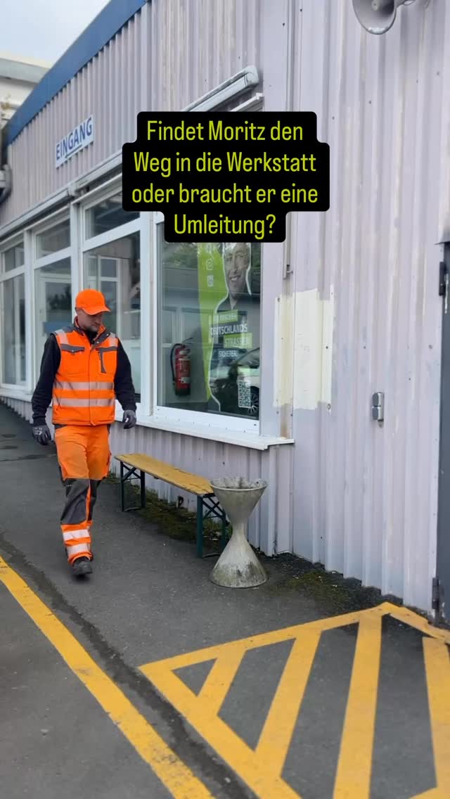 Vier Augen sehen mehr als zwei. Außer Moritz hatte noch keinen Kaffee! 😜
Eigentlich ist unser Moritz ein Profi in Sachen Sichtkontrolle. Aber heute Morgen hatte er wohl noch den „Schlummer-Modus“ aktiviert. Während er gedanklich noch im Bett war, stand Kollege Tobi fassungslos in der (offenstehenden!) Werkstatt.
Fazit: Wir sichern das gesamte Rhein-Main-Gebiet ab und manchmal müssen wir unsere Kollegen erst mal wachrütteln! 😉
Willst du mehr Team-Insights (und kleine Aussetzer) sehen? Dann lass ein Follow da und begleite uns durch den Wahnsinn!
frankfurt
rheinmain
wetteraukreis
verkehrssicherung
baustellen-humor
teamspirit