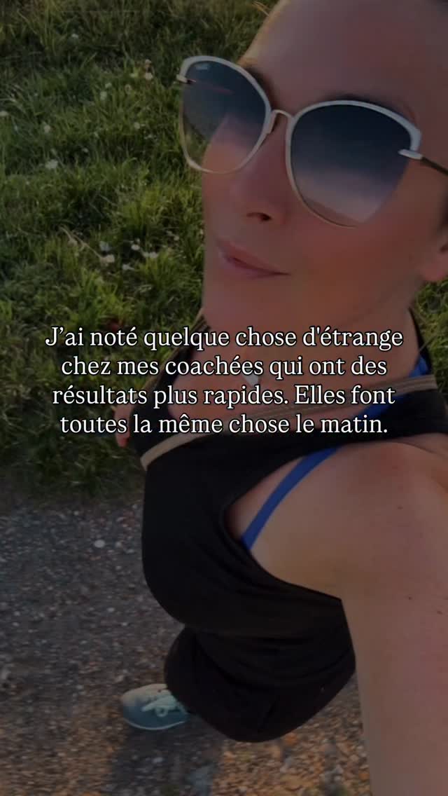 J’ai remarqué un truc étrange chez mes coachées qui perdent du poids rapidement…
Ce n’est pas leur motivation.
Ce n’est pas leur discipline.
Et ce n’est surtout pas parce qu’elles mangent “moins”.
👉 Elles font toutes la même chose le matin.
Et ça change TOUT.
Elles ne cherchent plus à “maigrir”.
Elles apprennent à mettre leur corps en sécurité dès le réveil :
✔️ stabiliser leur glycémie
✔️ éviter le pic de cortisol
✔️ nourrir leur corps (au lieu de le restreindre)
✔️ calmer l’inflammation
✔️ envoyer un signal de “non danger” à leur métabolisme
Résultat ?
→ moins de fringales
→ moins de stockage
→ plus d’énergie
→ et surtout… la perte de poids se débloque
Parce que la vérité que personne ne t’explique :
💥 Tu ne manques pas de volonté
💥 Ton corps est en mode survie
Et tant que ton cortisol, tes hormones, ton insuline, tes émotions et ton inflammation ne sont pas régulés…
👉 ton corps bloque la perte de poids.
C’est EXACTEMENT pour ça que j’ai créé la méthode Blossom 🌺
Une méthode complète qui agit sur :
→ hormones
→ stress (cortisol)
→ inflammation
→ digestion
→ métabolisme
→ compulsions émotionnelles
🔥 Et c’est comme ça que la combustion des graisses se relance naturellement.
Sans régime.
Sans frustration.
Sans se battre contre soi-même.
⸻
Si tu as l’impression d’avoir tout essayé…
et que ton corps ne répond plus…
👉 écris BLOSSOM en commentaire 🌺
Je vais t’expliquer pourquoi TON corps bloque (et comment le débloquer)