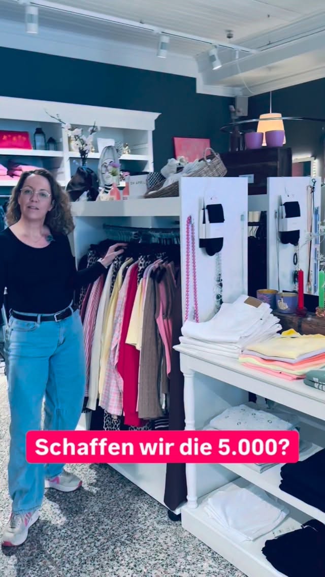 Psst – wir haben eine Mission. 🤫
4.200 Follower. Ziel: 5.000 bis Ende Mai. Und wir brauchen eure Hilfe! 🙌
Ihr kennt doch bestimmt jemanden, dem Pauline gefallen würde, oder? Dann markiert sie jetzt in den Kommentaren und teilt diesen Beitrag gerne weiter – mehr braucht es nicht. 💌
Als Dankeschön verlosen wir ein komplettes Outfit von Oh April im Wert von 140 € unter allen, die mitmachen und jemanden im Kommentar erwähnen.
Ihr sucht euch dann aus, was euch gefällt – von Kopf bis Fuß neu eingekleidet. 🛍️✨
Aber nur wenn wir die 5.000 gemeinsam knacken. Deal? 🤝
📍 Bergstr. 26 · 27726 Worpswede · Mo–So 11–18 Uhr
Teilnahme ab 18 Jahren. Dieses Gewinnspiel steht in keiner Verbindung zu Instagram oder Meta und wird weder von Instagram noch von Meta gesponsert, unterstützt oder organisiert.
#PaulineWorpswede #Gewinnspiel #OhApril #Worpswede #5000Follower