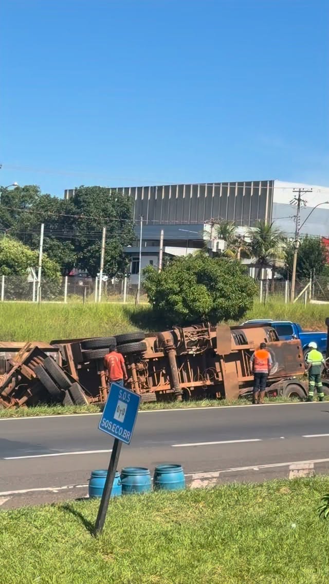 DESASTRE AMBIENTAL EM RIO PRETO
Carreta com 60 mil litros de vinhaça tomba e contamina córrego
Uma carreta carregada com cerca de 60 mil litros de vinhaça tombou na madrugada deste domingo (5), na rodovia Washington Luís, e contaminou o Córrego dos Macacos, em Rio Preto. O acidente aconteceu por volta das 4h, no km 435, sentido Cedral–Rio Preto. O motorista perdeu o controle em um trecho de subida e o veículo caiu na canaleta. Com o impacto, o tanque se rompeu e o líquido escoou para o córrego.
Na imagem, equipes atuam diretamente no curso d’água para tentar conter os danos ambientais. O condutor teve ferimentos leves. Equipes da Cetesb e da EcoVias Noroeste Paulista atuam para conter o vazamento.
A COFCO International disponibilizou dois caminhões-tanque para ajudar na limpeza.
A vinhaça é resíduo da produção de etanol e pode causar danos ambientais.
Mais informações no Portal Guilherme Baffi.