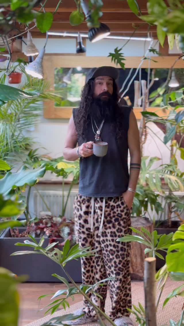 I accidentally solved one of the biggest problems in plant care…
Time.
Because no one tells you this…
The bigger your jungle gets,
the less fun it becomes…
…if you’re stuck watering it like a man possessed.
Coplanting changed everything.
Less watering
Less stress
More jungle
More enjoyment
Stop growing plants…
Start building ecosystems.
One love, tiny phone people ❤️🫡🫶🏽🪴