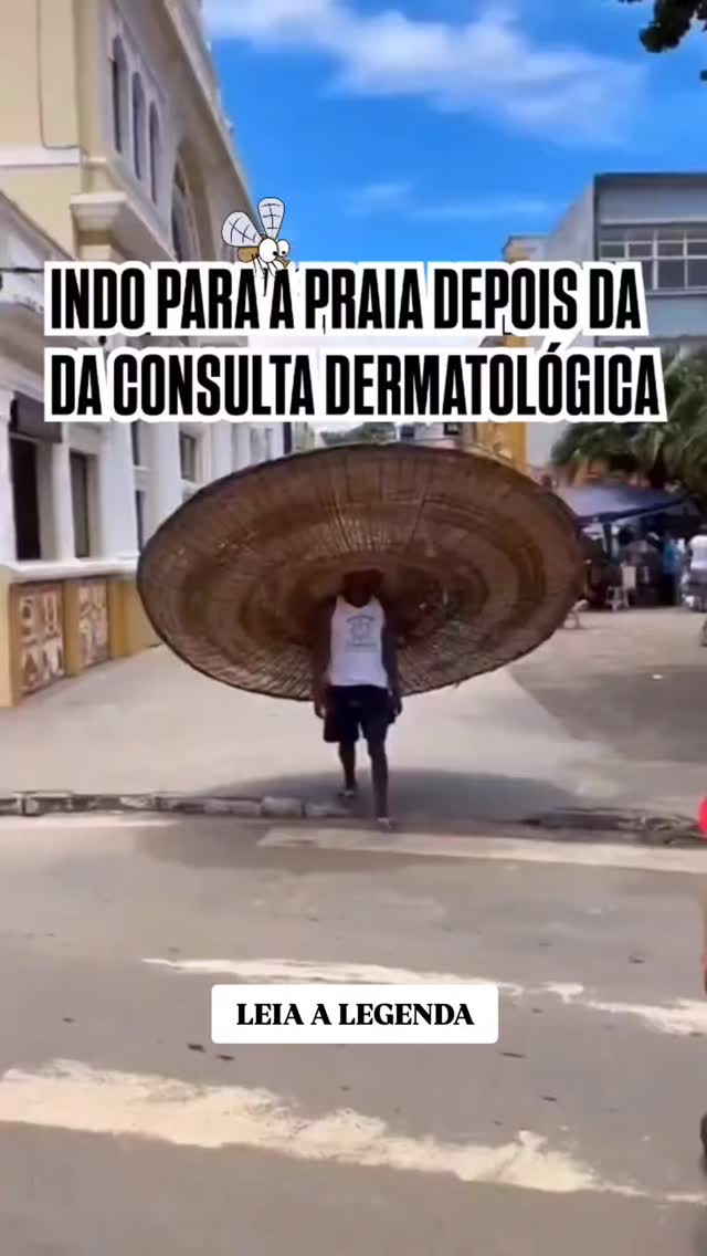 Esse meme é o sonho de toda dermatologista! 😄👒
Mas você sabe por que eu insisto tanto no chapéu de aba larga (mínimo 7cm)?
Pela fotoproteção mecânica!!!
Diferente do protetor solar em creme, o chapéu é uma barreira física que não "vence" e protege áreas esquecidas, como couro cabeludo e orelhas. 🛡️
A aba larga reduz drasticamente a incidência direta dos raios que causam desde o envelhecimento precoce (manchas e rugas) até o câncer de pele. ☀️
Ele também evita o eritema (vermelhidão) e protege suas células, poupando seu colágeno do estresse oxidativo. 🧬✨
Autocuidado é prevenção. Não precisa ser um chapéu de 2 metros, rs
mas que seja de trama fechada e proteja seu rosto por inteiro! 💖 😘
E você, já é do time do chapéu ou ainda esquece esse "escudo" em casa?
💬 Me conta aqui! 👇
#chapeucomprotecaouv #CuidadosComAPele #dicasdedermato #protetorsolar