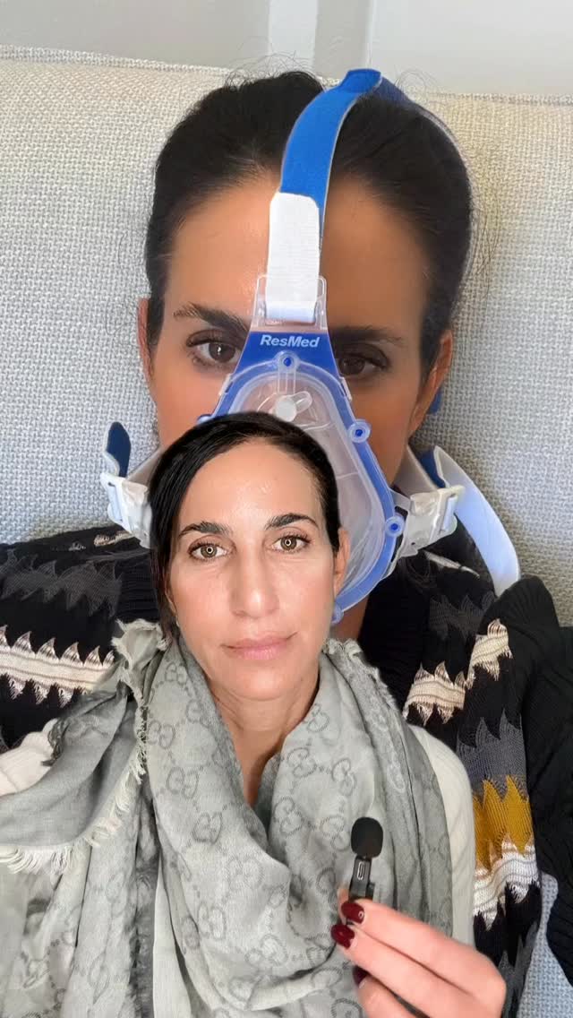 In der Perimenopause verändert sich vieles gleichzeitig: Schlaf, Stressresistenz, Energie, Haut, Regeneration und oft auch das eigene Körpergefühl. Genau hier kann IHHT als begleitende Unterstützung spannend sein.
IHHT arbeitet mit kontrollierten Wechseln aus Sauerstoffreduktion und Sauerstoffanreicherung. Dadurch werden zelluläre Anpassungsprozesse angestoßen, die unter anderem die mitochondriale Funktion, die zelluläre Stressantwort und die Regenerationsfähigkeit unterstützen können. Studien beschreiben dabei Effekte auf Belastbarkeit, kardiometabolische Parameter und allgemeine Funktionsfähigkeit; für spezifische Beschwerden der Perimenopause ist die Datenlage aber noch begrenzt, daher sehe ich IHHT hier als ergänzenden Baustein, nicht als alleinige Lösung. 
Gerade in einer Lebensphase, in der viele Frauen sich „nicht mehr ganz in ihrer Energie“ fühlen, kann ein multimodales Konzept sinnvoll sein:
Hormone, Schlaf, Stressregulation, gezielte NEM, Bewegung, Regeneration und ästhetische Medizin dürfen zusammengedacht werden.
Denn Perimenopause zeigt sich oft nicht nur innerlich, sondern auch äußerlich:
trocknere Haut, nachlassende Spannkraft, veränderte Schleimhäute, mehr Erschöpfung, weniger Resilienz.
Deshalb kombiniere ich – immer individuell – je nach Ausgangslage unterschiedliche Ansätze:
IHHT zur Unterstützung von Energie und Regulation,
gezielte Nahrungsergänzung, wenn sinnvoll,
und auch ästhetisch-regenerative Behandlungen, zum Beispiel im Intimbereich, wenn Beschwerden, Gewebeveränderungen oder ein verminderter Komfort im Vordergrund stehen.
Konzept.
#perimenopause #wechseljahre #ihht #longevitymedicine #stressregulation mitochondrien