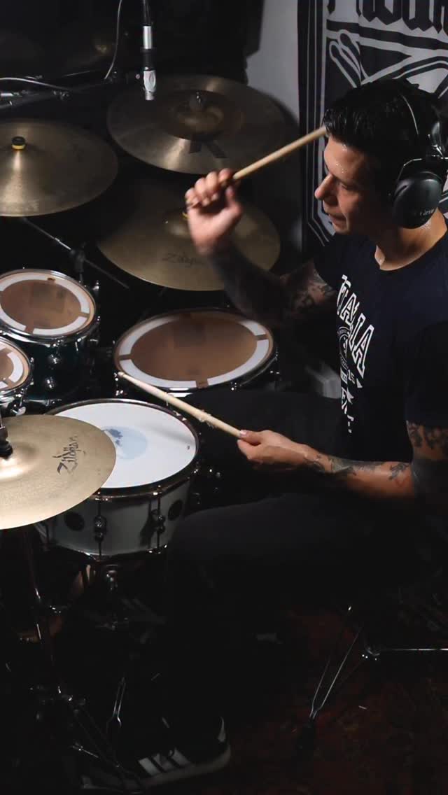 🎧🔨🛢️🍗
Música: Geudes Santos
#bateria #drums #drummer #drummersofinstagram #drumpractice
#groove #timing #pocket #feel #metronome
#drumlife #instadrummer #drumvideos #practicepad #shed
#bateristas #musicos #panamamusic #latinmusicians
#consistencia #disciplina #enfoque #progreso
#drumcommunity #drumchops #drumfam #drumworld