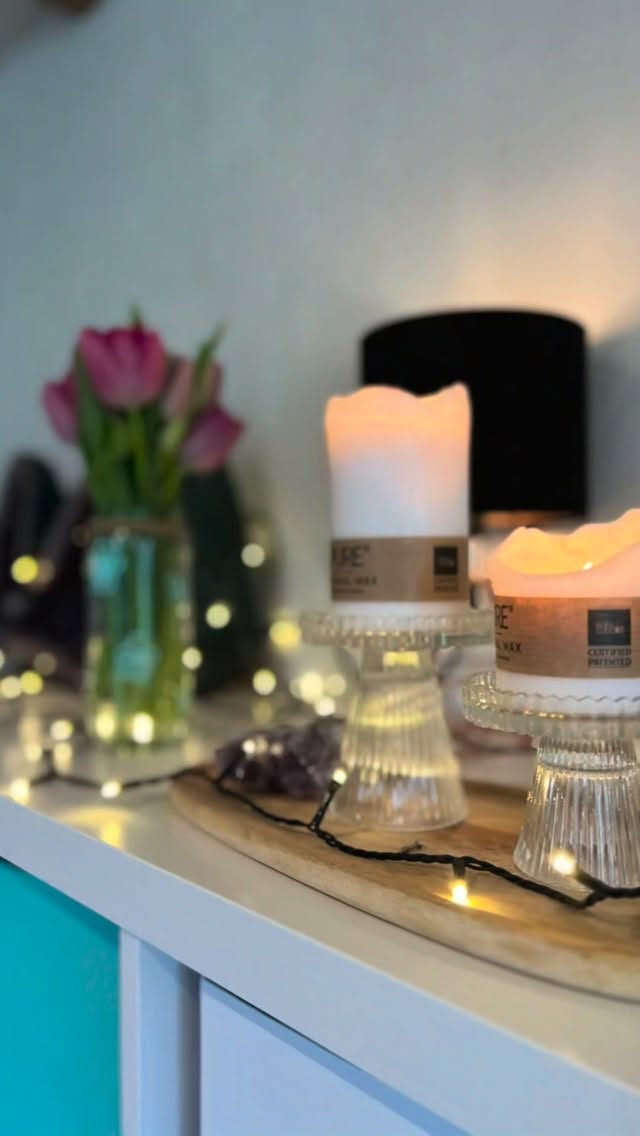 Reiki 1 Kurs März 2026 ❤️
Jedes Wochenende ist irgendwie gleich strukturiert und doch findet sich eine eigene Energie des Lehren und Lernens durch die Themen, die Vielfalt der Schüler. Es ist immer eine intensive Erfahrung, auch für mich als Leitung.
Ich weiss nie, was sich alles zeigen wird, und das ist auch das schöne daran. Es wurden „Bänne“ (Mehrzahl von Bann 🤣) gelöst,
lasten befreit und das Wort was am Ende von den Teilnehmern gesagt wurde, war so etwas wie Freiheit, Losgelöst, Klarheit ❤️ So überlasse ich Euch gerne dem Reinigungsprozess ;) 3 Wochen später finden wir uns zur Nachweihe zusammen und intensivieren die Einweihung und reden über dir wichtige 3 wöchige Reinigungsphase nach der Einweihung..
Meistens ist das so, dass schon während des 1. Kurs gefragt wird, wann der nächste Schritt/Kurs gemacht werden kann 😅 Alsowir haben Bock auf Wachstum 🙂
❤️
Bei diesem Wochenende hatte ich zum ersten Mal Begleitung in Form von einer Reiki Meisterin, die ich zur Lehrerin aktuell ausbilde 🩷
Ein ganzes Jahr Erfahrungen sammeln, begleiten und wachsen, bis sie selbst ihren eigenen Weg dahin gehen darf. 💖
*** der nächste Reiki 1 ist im Juli (04.&05.07) und hat noch Plätze frei 🥰 Sei mutig und fühle Dich in Deiner Tiefe ***
Lets Grow 2gether 🥰
#energetik #reiki #transformation #bewusstsein