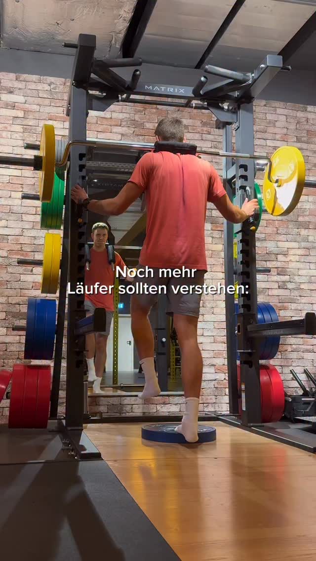 Viel zu oft wird Läufern der Eindruck vermittelt, mit den richtigen Schuhen gehen die Schmerzen an Knie, Schienbein oder Achillessehne weg.
Die Idee dahinter:�👉 Der Schuh soll möglichst viel stabilisieren
👉 Möglichst wenig Bewegung im Fuß�
Nehmen wir mal das Beispiel Pronation. Die meisten Läufer bekommen bei diesem Thema sofort Sorgen.
Sogar Anti-Pronations-Socken gibt es mittlerweile.
Aber hier ist das Problem:
Dein Fuß soll sich bewegen – pronieren.
Er ist dafür gemacht, Energie aufzunehmen, zu speichern und wieder in den Boden abzugeben.
Und genau deshalb wechselt er ständig zwischen zwei Zuständen:
* Beim Aufkommen: stabil (Supination)
* In der Mitte: weich (Pronation)
* Beim Abdrücken: wieder stabil
👉 Stabil weich stabil
Das ist kein Fehler. So sollte es ablaufen.
Nur durch diesen Wechsel kannst du Kraft entwickeln und gleichzeitig dämpfen.
Stell dir das wie einen Fahrradreifen vor:
👉 Ist der Reifen komplett hart aufgepumpt, bist du zwar schnell aber hast keine Dämpfung
👉 Hat der Reifen wenig Luft, kannst du nicht wirklich schnell fahren aber dafür ist es gedämpft
Statt einfach den Schuh zu wechseln, der das Problem kurzfristig löst, solltest du daran arbeiten, dass dein Fuß diese Bewegungen wieder machen kann.
Und der Fuß ist erst der Anfang. Bewegungen sind immer Teil eines Systems. Und alles hängt zusammen.
Dein Fuß/ Unterschenkel sollte diese 5 Dinge deshalb beherrschen,
1. Dorsiflexion
2. Extension im großen Zeh
3. Plantarflexion Kraft
4. Plantarflexion Ausdauer
5. Plantarflexion Reaktivität
⚠️ Und bevor jemand fragt, es gibt immer ausnahmen.
Ja – manche Menschen brauchen Stabilitätsschuhe. Aber das ist die Ausnahme. Nicht die Regel.