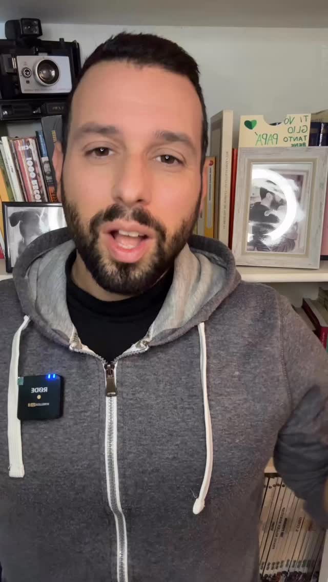 Non possiamo entrare nella mente di un cane.
Ma possiamo osservare con attenzione come si relaziona, come reagisce, come vive le interazioni.
Quando il suo umano rivolge attenzioni a qualcun altro, spesso il cane cambia comportamento: si avvicina, cerca spazio, prova a rientrare nella relazione.
Non è un caso. È comunicazione.
Alcuni studi mostrano che questi segnali compaiono soprattutto quando è coinvolto un altro “soggetto sociale”, non un semplice oggetto.
Questo ci dice una cosa importante: i cani sono profondamente sensibili alle relazioni e all’equilibrio dell’attenzione.
Possiamo chiamarla gelosia? Forse.
Ma la verità è che non possiamo saperlo con certezza.
Quello che invece sappiamo è che non sono capricci.
Sono strategie, modi per orientarsi nel loro mondo sociale.
Punire questi comportamenti significa spegnere un messaggio.
Capirli significa costruire relazione.
Il rischio più grande?
Interpretare tutto con occhi umani invece di osservare davvero il cane.
Forse la domanda giusta non è “cosa prova?”,
ma: siamo sicuri di saperlo davvero?
⸻
#caneconsapevole #educazionecinofila #comportamentocane #relazioneuomocane #cinofilia