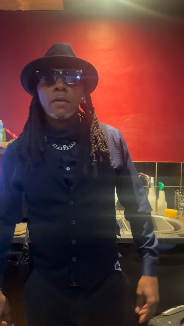 B4 I hit stage in Swansea, Wales..place called @sincityswansea..
@clarksshoes @clarksorriginals @dubpistolsofficial @muckyweekender @everyone #shoes #clarkswallabees #clarks