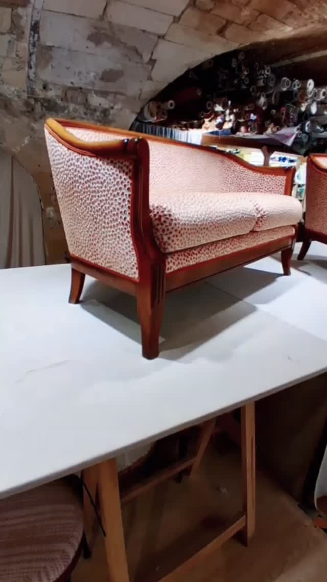 Changement de tissu pour ce joli ensemble de salon.
Tissu @casaltissus Saseka coloris sunset.
Finition double passepoil coloris bergamote @passementeries_idf
#artisansgardois
#tapissiernîmes
#tapissierdecorateur
#interieursurmesure
#couleurssurmesure
@unaid_mediterranee