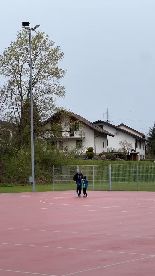 Osterlauf Eiken 2026 🐣🏃♀️
Regen? Egal.
Die Freude war bei Gross und Klein gleich spürbar 🤍
Schritt für Schritt, Generation für Generation –
dieselben Emotionen, dieselbe Energie.
Ein Lauf, der verbindet.
Besonders schön zu sehen:
Wie sich die Momente spiegeln –
Kinder und Erwachsene, Seite an Seite,
vereint durch die gleiche Begeisterung fürs Laufen.
Danke Eiken für diese Stimmung ✨
Ein grosses Dankeschön an unsere Sponsoren 🤝
@swica_gesundheitsorganisation
@magnesiumbiomed_unodirectactiv
@toyota.switzerland
#osterlaufeiken #runningcommunity #laufenverbindet #eiken #regiosportkollektiv
