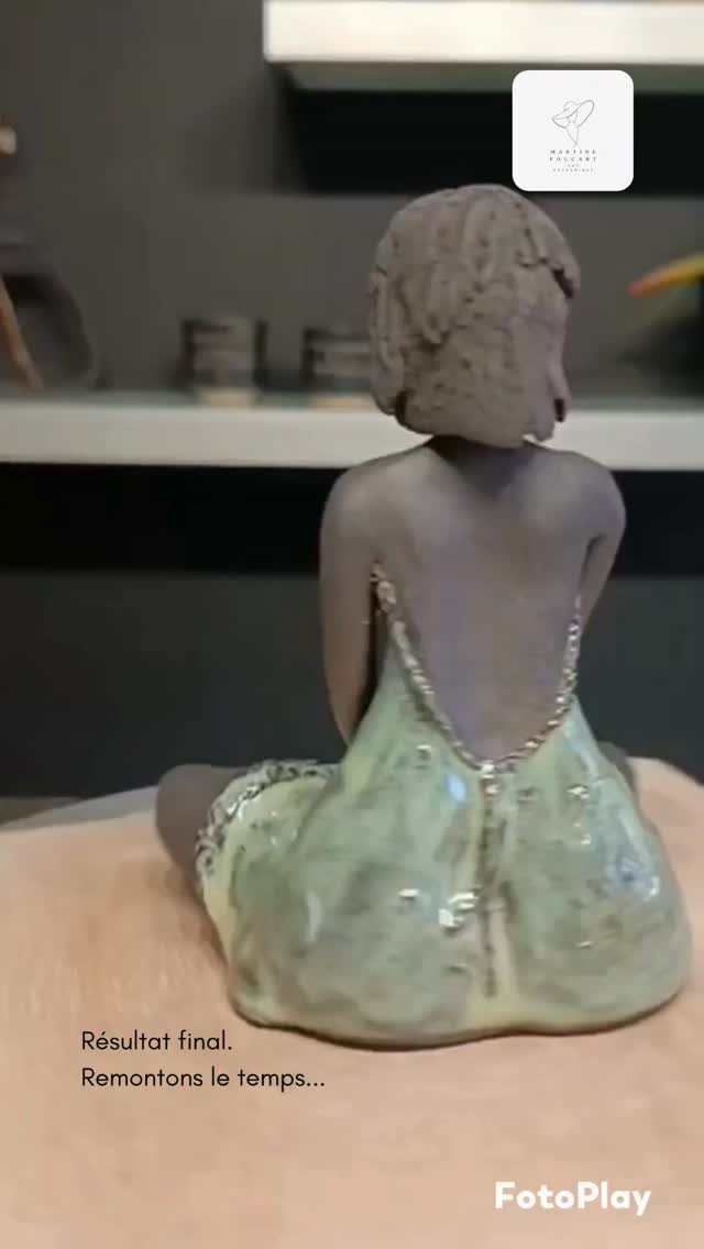 ✨ Du brut au révélé…
Cette pièce a d’abord été une simple masse de terre.
Modelée lentement, façonnée à la main...
Puis est venue la première cuisson.
Un passage au feu qui fige les formes, mais laisse encore place à la transformation.
Ensuite, l’émaillage…
Choisir, tester, accepter de ne pas tout maîtriser.
Et enfin, la magie opère 🔥
La seconde cuisson révèle ce que la pièce avait à dire.
Chaque étape compte.
Chaque étape transforme.
Cette pièce sera à découvrir lors du Parcours d’Artistes à Jette le 18 avril 🤍
📍 11h – 17h
📍 Bibliothèque de Jette – 1er étage (accès PMR)
#ceramique #process #artisan #womeninspiringwomen