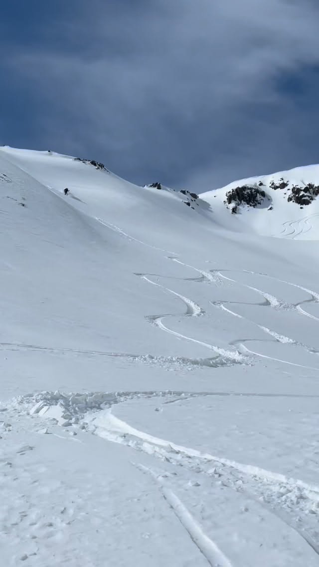 Gemsstock in late March. Like grandpa 👴🏻 - old, but still ripping 🕺🏻
@aaroncoulin @andermatt.official @andermatt_sedrun_disentis @blizzard_tecnica @imholzsportandermatt @made_in_andermatt @vailmtn
#andermattguides #weloveskiing #freerideandermatt #skitouring