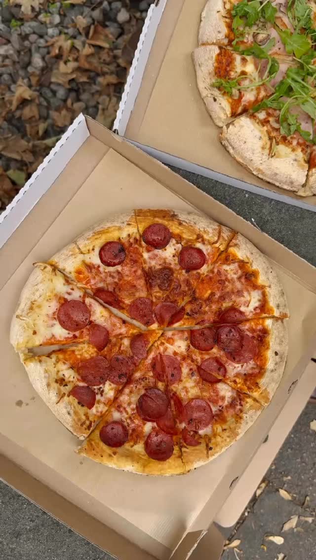 Inflammation har længe haft et lidt dårligt ry… men faktisk er det en helt afgørende del af vores immunforsvar. Uden inflammation ville kroppen ikke kunne reagere på skader, infektioner eller ubalancer.
Derfor er jeg (måske) klar med en helt ny workshoprække: Inflammation – din skjulte superkraft
Ny “forskning” peger nemlig på, at vi skal blive bedre til at booste kroppens inflammatoriske respons… og hvad er bedre end at starte med pizza?
Ej… eller noget.
Sandheden er selvfølgelig, at balance er nøglen. For meget inflammation i kroppen kan over tid skabe uro, træthed og sygdom – og det er netop dét, jeg normalt hjælper med at dæmpe gennem kosten.
Men i dag må vi godt lege lidt med det.
God 1. april #aprilsnar