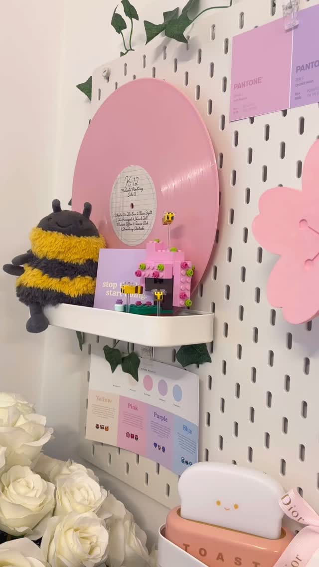 This most hated - yet beloved, character is now in stock! 🎈✨
Two single pins and one bundle have been added to the Midnight collection 🔦And, which character is your favorite? 🐻🐰🐤🦊
#fnaf #fnafmovie #fnaffanart #balloonboy #fnaf2