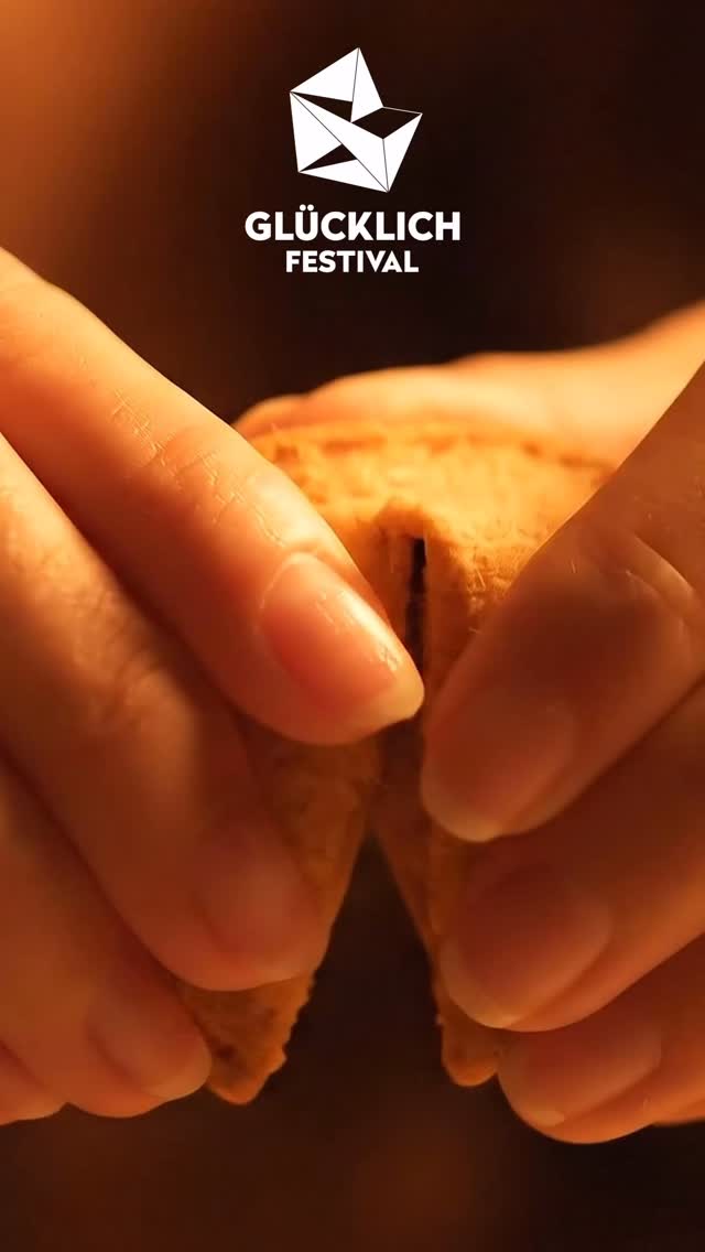 Der erste Glückskeks ist geknackt 🥠✨
Und wir starten mit niemand Geringerem als Stubete Gäng😎
Wenn bei euch «Göschene Airolo», «Richi» oder «De Pizzaiolo» laufen, wisst ihr genau, was passiert: Mitsingen, tanzen, komplett eskalieren.
Genau das bringen sie am 4. Juli auf die Allmend Luzern.
Wer ist bereit? 👀
📅 4. Juli 2026
📍 Allmend Luzern
GRÖSSER. BESSER. GLÜCKLICHER! 💜💛🩷
👇 Wen wollt ihr als Nächstes im Glückskeks sehen?
#GluecklichFestival #StubeteGaeng #LineUpDrop #Luzern #FestivalSommer