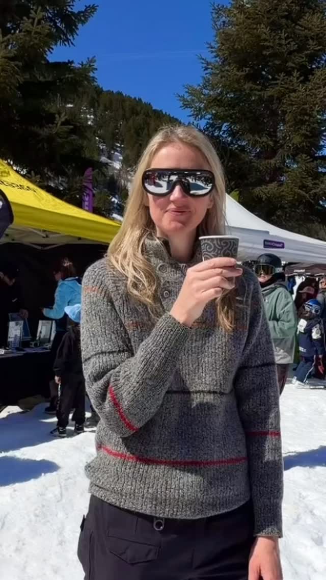 My parents’ snow glasses and jumper from the 80s. Bring on a vintage end of an amazing ski season! #grandvalira #andorra #skibunny #vintageski #coffee @comacoffeeroasters