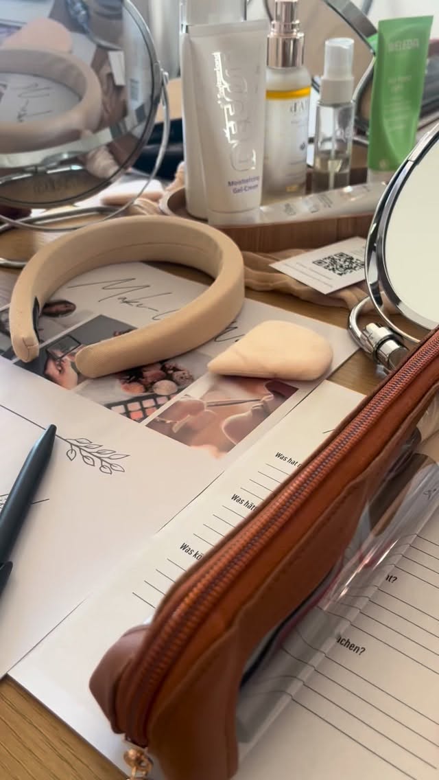 Letztens durften wir einen Make-up Workshop geben ✨
In einer kleinen, gemütlichen Runde von 4–8 Personen – bunt gemischt vom Alter her – entstand eine richtig schöne, entspannte Atmosphäre. 💄
Es wurde gelernt , ausprobiert, sich gegenseitig inspiriert – und vor allem ging es darum, die eigene Schönheit neu zu entdecken und sich selbst etwas Gutes zu tun. ✨
Die Teilnehmerinnen durften lernen…:
✨ Welche Haut du hast – und wie du sie richtig pflegst, behandelst und optimal auf Make-up vorbereitest.
✨ Die passenden Techniken, Tools und Produkte, abgestimmt auf deine persönlichen Bedürfnisse.
✨ Tipps & Tricks, um deine vorhandenen Fähigkeiten zu verbessern und neue Looks mühelos umzusetzen.
✨ Neue Techniken und kreative Möglichkeiten, die dein Make-up auf ein ganz neues Level bringen.
✨ Die richtigen Farben und Produktkenntnisse, damit du selbstbewusst auswählen und perfekt kombinieren kannst
Am Ende sind alle nicht nur mit neuen Techniken, sondern auch mit ganz viel Selbstbewusstsein und strahlenden Gesichtern nach Hause gegangen. 🤍
So schön zu sehen, wie viel Freude Make-up machen kann, wenn es zu dir passt. 💫