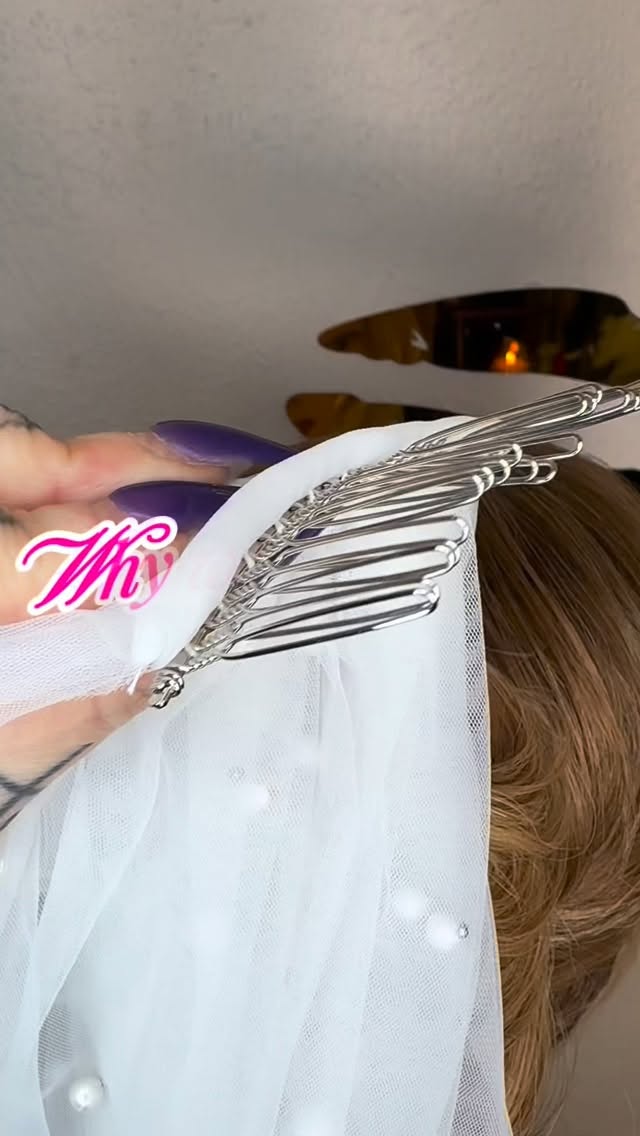 Pourquoi nous préférons les peignes à voile en métal plutôt qu’en plastique
- Ils sont malléables
- Plus faciles à insérer
- Plus faciles à fixer
- Meilleure tenue
- Plus résistants
#glamsquaaad #mtlhairstylist #weddingveil #bridaltips #weddingtip