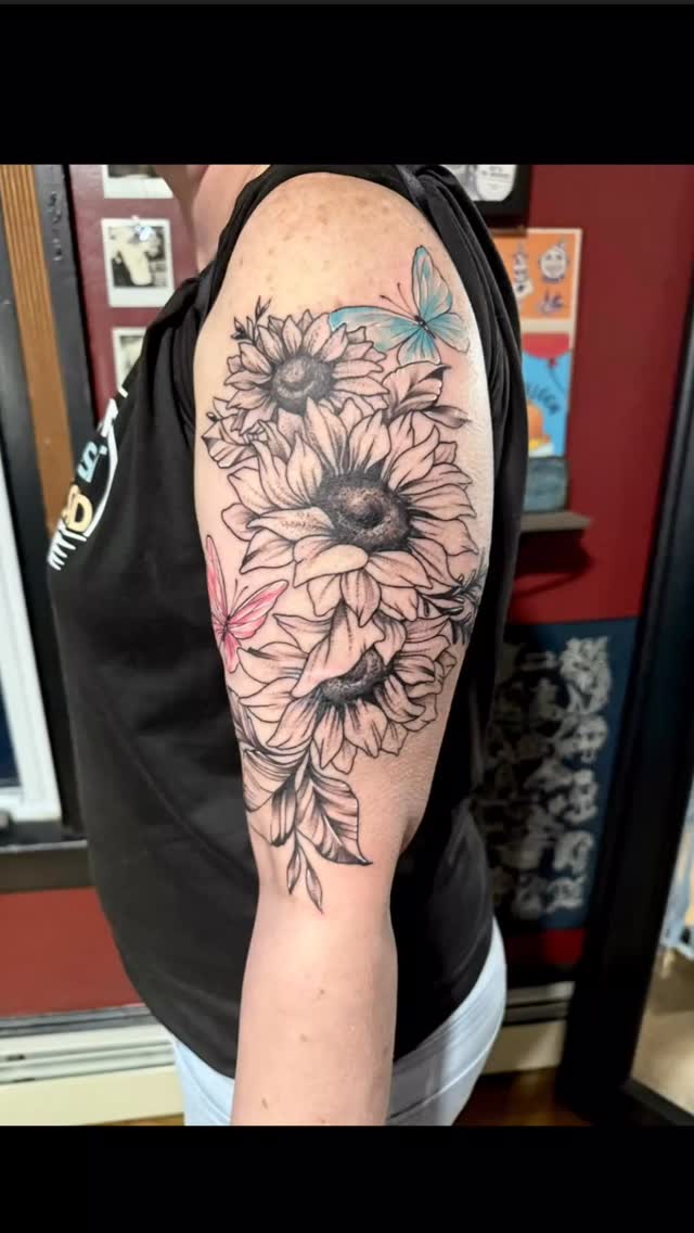 🦋Beautiful florals accompanied by a pink and blue butterfly🦋
By @dfd.james.tattoos 🤘
.
Book via link in bio
.
.
.
.
.
.
.
.
.
#ellsworthmaine #tattooshop #maine #tattoosofinstagram #floraltattoo