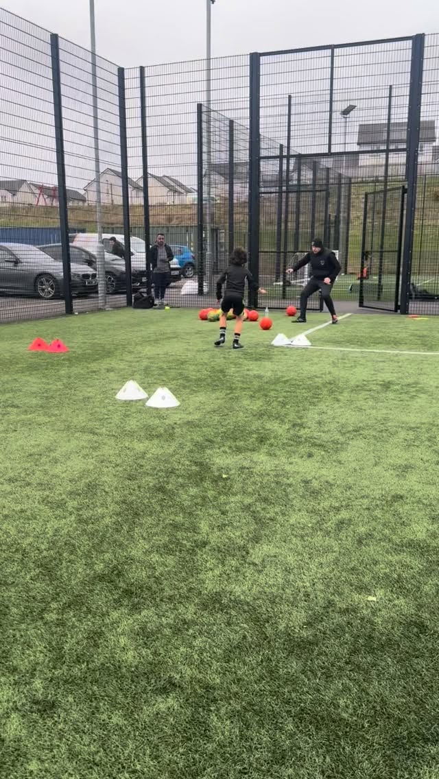 💫 Technical Warm up with Ouis ⚽️🔥🚀
Thank you to @findyourforza @networldsports sports for some FREE products for us to use ✅
⚫️ - Forza Pod Alu50 Folding Goal
⚫️ - Forza Academy Footballs
We love our new products, thank you very much!
This is just a fraction of the equipment we have from Forza, we have been using a range of fantastic products from @findyourforza 👏
📧 - info@footballfocused121.com
#footballfocused121 #findyourforza #footballglasgow