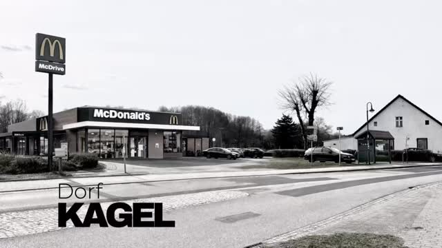 Selbstverständlich ist das unser Beitrag zum 1. April - ein Scherz. Und das ist auch gut so.
Ein kleiner Wink mit dem Zaunpfahl sollte es - bei unserer fast nicht existenten Gastrolandschaft - trotzdem sein.
Wir haben einen Imbiss im Dorf - unseren Straußenhof im Heidekruger Weg - sehr zu empfehlen übrigens!
Die übrigen Gaststätten, die es einst gab, sind nicht mehr vorhanden. Im Bürgerhaus stehen Theke und Bistro leer.
Vielleicht gibt es zukünftig wieder Mutige, die sich mit einem zu Kagel passenden Konzept trauen, dieses Terrain wieder zu beleben - wir würden uns sehr darüber freuen!
Euer Heimatverein Kagel 💛
#meinkagel #gastroart #grünheide