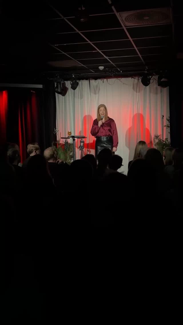 BERGEN! Lørdag 18/4 kommer jeg til Lille Ole Bull, med standupshowet "Men har du prøvd yoga?". Det er et show om å lære seg å leve med alt det du ikke ønsket deg. Showet anbefales for alle som har snublet litt i livet, og som fortsatt prøver å reise seg igjen - med verdigheten sånn nesten i behold. Det er svært få billetter igjen, sikre deg billett nå på heleneholtskog.no 🙏🏻