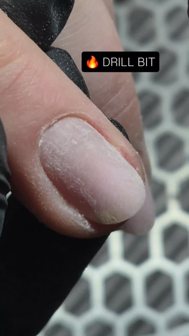 Do you open the pockets on BOTH sides??? 😳
Such a great tool to get in under the cuticles and tricky corners and open the cuticle pockets for greater symmetry and flawless application.
#nails #nailprep #cuticles #drillbit #flame