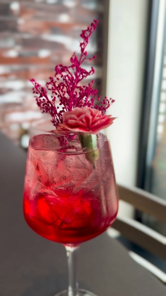 Spring has sprung! 🌷✨ A beautiful fresh flower garnish completes this Pama Spritz 💕 The flowers were lovingly hand-picked by Jhonny who was frolicking through a meadow this morning with a wicker basket. That’s not true but it would be funny if it was! 🥰
#cookrestaurant #cookneedham #bostonfoodies #spritztime🍹 #spritz