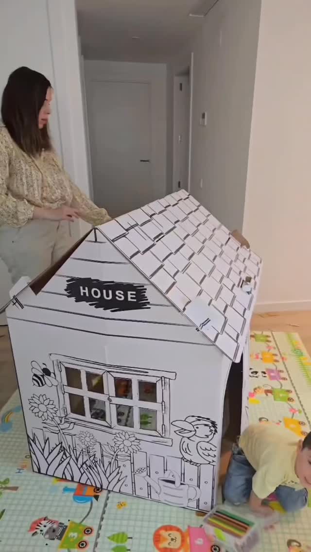 Una casa de cartón para poder pintar por fuera y juga dentro 🧸✨❤️ Sin duda el regalo perfecto para niños de +36 meses.
@juditendrino nos cuenta que a sus peques les va a encantar esta casita.
Puedes comprarla en buddybabyworld.com
A cardboard house you can colour on the outside and play inside 🧸✨❤️ Without a doubt, the perfect gift for kids aged 36+ months.
Judit tells us that her little ones are going to love this little house.
#buddybabyworld #todoparamibebe #casapintar #bebésfelices