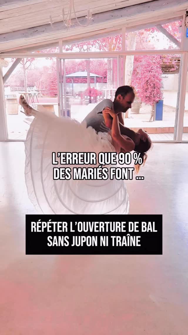⚠️ L’erreur que font la majorité des mariés…
Répéter leur ouverture de bal…
sans jupon ni traîne.
Et le jour J ?
👉 on marche sur la robe
👉 on hésite & on ne pense qu’à ça
👉 on perd ses repères
👉 on n’ose plus vraiment
La robe et la danseuse doivent devenir un seul et même corps !
✨ gérer le tissu naturellement
✨ ne plus marcher dessus
✨ trouver les bonnes distances à deux
✨ adapter ses mouvements au volume et au poids
✨ sécuriser les portés
✨ développer les bons réflexes (pour la mariée comme pour le marié)
Et d’autres points techniques encore, des tips à connaître 😉
—
Dans mes accompagnements, je vais encore plus loin.
👉 j’ajoute volontairement de la difficulté
👉 plusieurs jupons
👉 du volume
👉 une traîne
Oui, même si ce n’est pas la vraie robe.
Et petit bonus 😏
Le marié ne sait jamais vraiment à quoi s’attendre… il ne saura pas quelle sera la vraie robe pour garder la surprise 😏
Donc il apprend à s’adapter à tout.
Même à l’imprévu.
Pourquoi ?
Parce que le jour J…
tout devient simple.
Les mariés ne pensent plus à la robe.
Ils ne pensent plus à leurs pieds.
Ils dansent et vivent le moment !
Tout simplement.
👉 Tu y aurais pensé, toi ?
Sauvegarde ce reel pour éviter cette erreur
💍 Et abonne-toi pour d’autres conseils mariage 💜
💌 Je suis Natacha Pierart et je crée votre Ouverture de bal. Que vous soyez débutants ou que vous n’ayez jamais dansé, je vous accompagne pour créer une chorégraphie de mariage, accessible et à votre image.
#ouverturedebal
#mariage
#weddingdance
#futuremariee
conseilsmariage