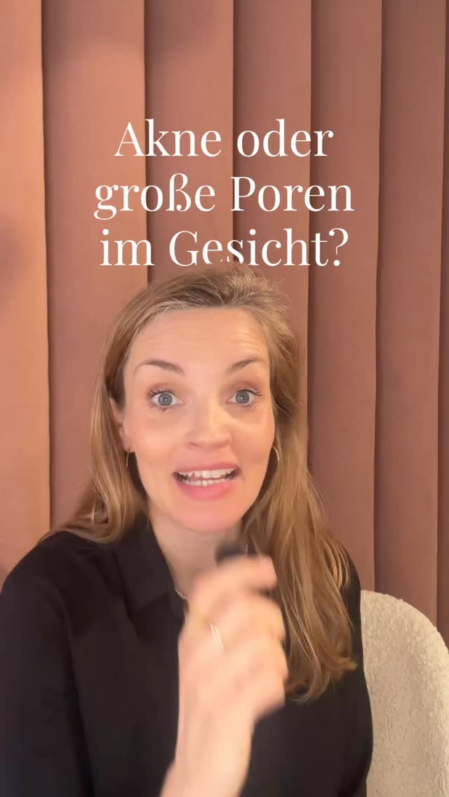 Unreine, ölige Haut mit tiefliegenden Entzündungen wird im Ayurveda mit einem Kapha-Überschuss in Verbindung gebracht. Kapha steht für Schwere, Kälte, Öligkeit und Stagnation – Eigenschaften, die sich auch in der Haut zeigen können: verstopfte Poren, Unterlagerungen, entzündliche Unreinheiten.
Der Schlüssel liegt darin, Bewegung und Wärme in das System zu bringen, von innen und außen und der Schwere mit Leichtigkeit 🤸 zu begegnen.
Ayurvedische Ansätze bei Kapha-dominierter Haut:
• Agni stärken! Die Verdauung sollte mit leichten, warmen und gekochten Speisen möglichst gut unterstützt werden um die Entgiftung zu fördern. Auch genug (warmes) Wasser zu trinken hilft dem Körper zu detoxen
• Zucker, einfache Kohlenhydrate und minderwertige Fette reduzieren
• mehr wärmende Gewürze integrieren (z.B. Ingwer, Kurkuma, schwarzer Pfeffer)
• regelmäßige Bewegung, Schwitzen!
• Lifestyle: Ausmisten und Loslassen. Wichtig, um sich Leichtigkeit im täglichen Leben zu bewahren
Auch in der Hautpflege darf es aktivierend sein. Wichtig ist: die Pflege sollte nicht komedogen sein, also nicht die Poren verstopfen. Geeignete Öle sind zB Hanf oder Distel. Pflanzen wie Rosmarin oder Vogelmiere wirken zusammenziehend und können die Haut klären und regulieren.
Für ölige und unreine Haut haben wir unser Kapha Elixir entwickelt – eine leichte, nicht komedogene Gesichtsöl-Formulierung mit aktivierenden Pflanzenextrakten. Sie pflegt die Haut ohne sie zu überlasten. ✨
Was sind deine Helferlein bei unreiner Haut? 💭
#naturkosmetik #akne #ayurveda #unreinehaut