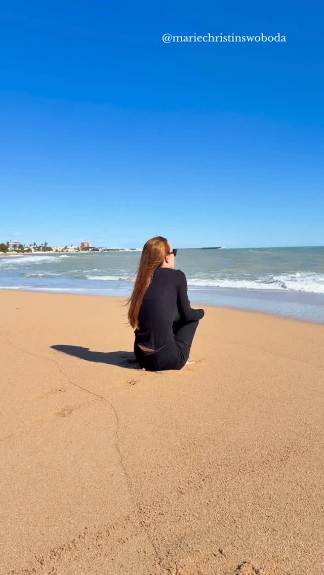 Ganz ehrlich:
Die meisten sind nicht zu inkonsequent.
Nicht zu nachlässig und nicht „zu weich“.
Sie sind einfach nur…
dauerhaft angespannt.
Und genau das spürt dein Hund.
Nicht deine Trainingsroutine entscheidet, wie entspannt euer Spaziergang ist.
Sondern dein innerer Zustand.
Wenn dein Nervensystem im Stress ist, wird dein Hund wachsam, unruhig oder reagiert schneller.
Er orientiert sich an dir.
Und solange du versuchst, das mit mehr Training zu lösen,
wird sich das Muster immer wiederholen. Du reibst dich auf an deinem eigenen Zweifel und Druck.
Die eigentliche Frage ist:
👉 Wie viel Ruhe ist wirklich in deinem System?
Wenn du das für dich ehrlich herausfinden willst, mach meinen 0€ Self-Check.
Er zeigt dir, wie belastet dein Nervensystem im Alltag gerade ist und warum dein Hund darauf reagiert.
Kommentiere CHECK und ich schicke dir den Link.
#Hundeverhalten #NervensystemRegulation #BewussteHundebesitzerin #BindungStattTraining #StressImAlltag
Hund hört nicht trotz Training, Nervensystem Hund Mensch, Hund reagiert auf Stress, entspannter Spaziergang Hund, Beziehung zum Hund verbessern