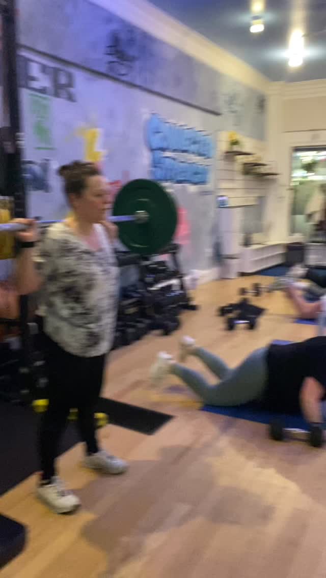 Small Group Training is where it's at y'all!!🤩💪 Seriously!! In small group sessions you still get TONS of attention, motivation, assistance, support and definitely lots of challenges that are right for you!!! 😎
Plus it's more fun, more upbeat, and more inspiring than 1:1 training (at least in my opinion)! 👏🏼
And YES we lift heavy big weights in small group!! We do it all!! Because we're damn good at training people and helping them feel their strongest and healthiest!!! 🏋🏼️
So get started today with $40 Intro Session andddd get a free class with it!! DM us to get started!!🥳
#connectedthroughstrength #bostonfitness #bostonblogger #bostonhealth #bostonpersonaltrainer