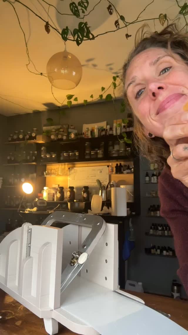 Everyone’s favorite and my number 1 best seller Ginger Bergamot Tallow & Kombucha soap got a color upgrade!
This version will be hitting the market stand some time in May! ❤️
Mark your calendars! May 2 is the opening day of @eastonfarmersmarket and I’m so excited to share all the upgrades of new additions!
#artisansoap #shoplocal #farmersmarketfinds #naturalskincare #comingsoon