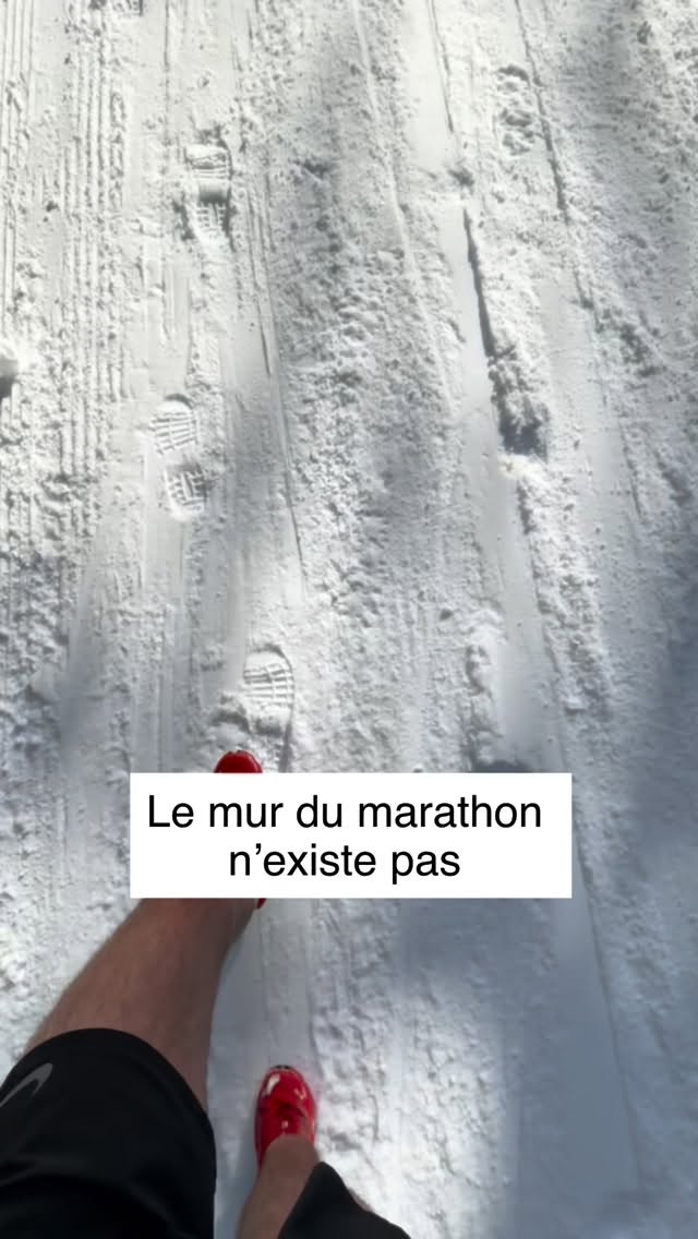 Tout le monde parle du “mur des 30 km” 👀
Alors forcément… tu y penses. Tu l’anticipes. Parfois même, tu le redoutes avant même de l’avoir vécu.
Et c’est normal…Parce que cette idée est partout.
Dans les discussions, les récits, les expériences des autres…
C’est une croyance très ancrée dans le monde de la course à pied. Et le problème, c’est que même si tu ne l’as jamais vécu, tu peux finir par la vivre quand même.
Pourquoi ?
Parce que ton cerveau intègre cette information comme une réalité. Donc tu pars courir avec cette idée en tête. Tu l’attends. Tu la surveilles. Et inconsciemment… tu conditionnes ta course autour de ça.
Ce qui fait que cette croyance collective
finit par devenir une expérience individuelle. Pas parce que c’était une fatalité. Mais parce que tout t’a amené à y croire.
Alors oui, certains coureurs vivent un “mur”.
Mais ce n’est pas une vérité absolue. Et surtout, ce n’est pas une obligation. C’est quelque chose qui se travaille en comprenant ce que tu te racontes, en déconstruisant cette idée, et en abordant ta course avec un état d’esprit différent.
Parce que l’objectif, ce n’est pas d’éviter le mur.
C’est de ne plus courir avec 😌
Moi c’est Apolline, préparatrice mentale.
J’accompagne sportifs et entrepreneurs à se libérer de ce qui les freine pour performer différemment 🔥
#preparationmentale #angouleme