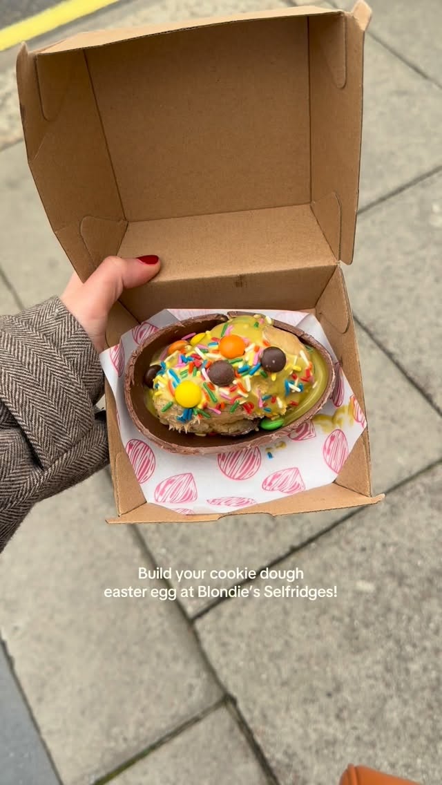 Buil your own Easter egg with cookie dough at Blondie’s Kitchen Selfridges!
We really like having cookie dough so definitely did enjoy this little activity.
There were three dough options (easter egg, Kinder bueno, chocolate chip), three sauces (pistachio, chocolate, blonde) and a variety of toppings to choose from.
Definitely filling. Costs around £7-8 pounds.
#blondieskitchen #selfridgeslondon #eastereggs #desserttiktok #londonfoodie