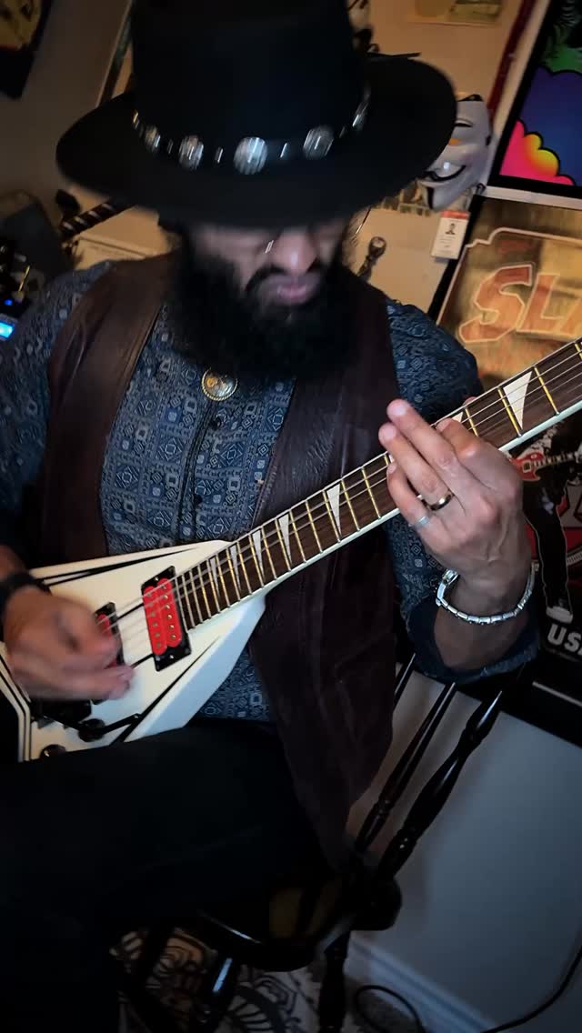 Hello my darlings, it’s been a while, I’ve been busy recording new material. Here’s the solo section from the latest song coming out soon! Enjoy!🎵🎧