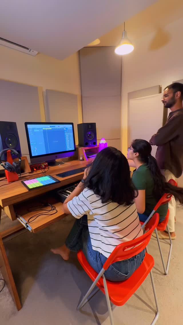 POV: Your first time opening GarageBand… 👀
And 2 hours later, you’ve made your first beat 🎧🔥
That’s the energy inside our summer program.
📍 #musicislife by rishe
🎓 Ages 13–18
👥 Limited seats
DM “MUSIC”
#musicproduction #learnmusic #musicschool #punecity