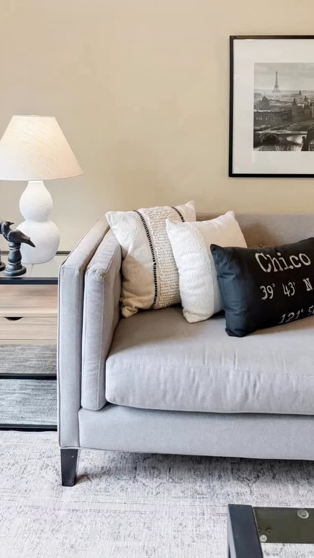 STAGING TRUTHS 👇
✨ Faster sales
✨ Better photos
✨ More buyer interest
✨ Stronger emotional connection
✨ Higher perceived value
This is why I don’t do “empty.”
I do inviting. Livable. Memorable. 🏡🤍
Link in bio to shop my looks + DM me to stage yours 💌