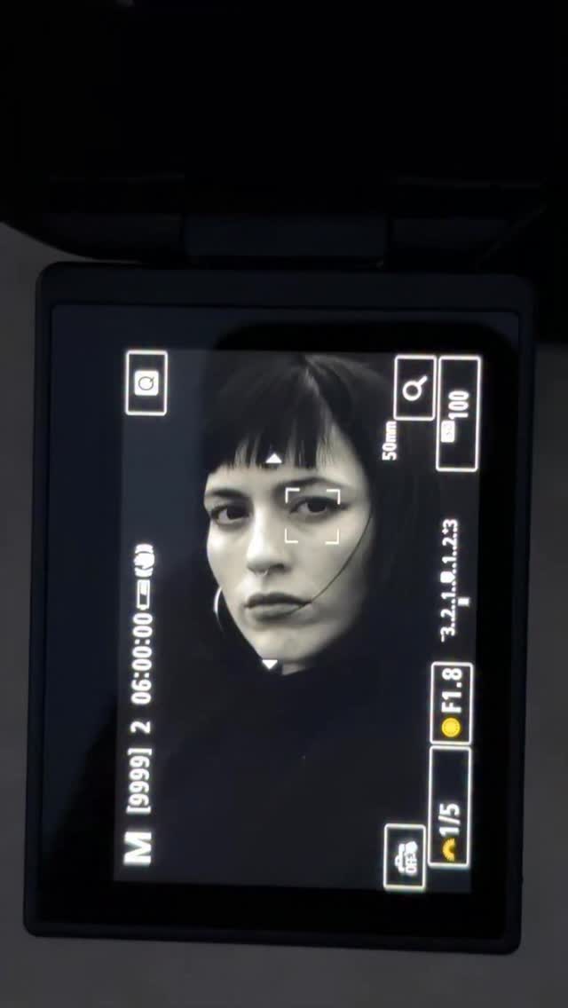 Hace poco estuvimos en el mirador del Cerro del Tío Pío en Madrid (impresionante) con nuestra modelo probando una opción que tienen algunas cámaras llamada “Múltiple exposición”.
Esta función te permite combinar dos o más imágenes en una sola, creando efectos increíbles. Creo que el reto principalmente está en la composición y en cómo hacer dialogar dos imágenes tan diferentes.
El resultado final nos lleva hacia una lectura poética que puede usarse para hablar de la multiplicidad, el recuerdo, la ensoñación…
Gracias a la genial @vickymontezano
#tipsdefotografia #clasesdefotografia #fotoscreativas #tutorialfotografia #fotografia