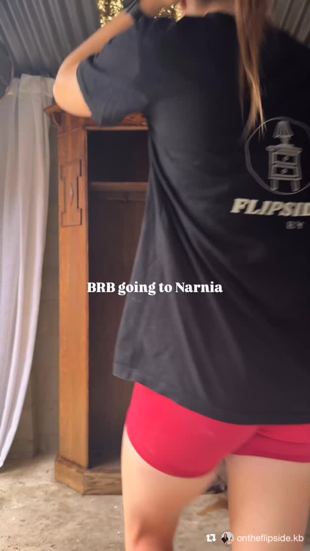 THIS IS WHERE OAK FINISHES ARE WON OR LOST.
Not obviously wrong.
Just slightly flat.
A bit dull.
Like something’s been lost in the process.
Most of the time, it’s the finish.
The paint wash here has been done really well.
It softens the tone without covering the grain.
The timber still reads clearly.
But this is where it can fall apart.
If your topcoat darkens the timber, leaves an uneven sheen, or dulls the grain, you lose that clarity.
A topcoat should sit over the timber — not change it.
Wise Owl Paint Satin Topcoat does exactly that.
It keeps the tone true, the grain clear, and the finish even across the whole piece.
Beautifully refinished by @ontheflipside.kb
Sealed with Wise Owl Paint - One Hour Enamel (OHE) Satin Topcoat.
Available from The Furniture Paint Shop ~
Australia’s home of Wise Owl Paint 🦉
#FurniturePaintShopAustralia #WiseOwlPaintAustralia #WiseOwlPaint