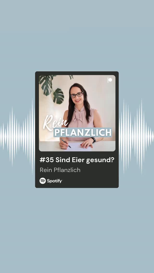 Rund um Eier gibt es viele Meinungen. Für die einen sind sie ein Nährstoffwunder, für die anderen ein Risiko für das Herz. 🥚
In dieser Folge vom Podcast "Rein pflanzlich" gehe ich der Frage nach, was aus ernährungswissenschaftlicher Sicht wirklich dran ist.
Dabei wird klar, warum die Studienlage so widerssprüchlich ist und weshalb einfache Antworten hier nicht funktionieren. Ein entscheidender Faktor wird fast immer übersehen: deine Genetik.
Ich zeige dir, warum manche Menschen Eier problemlos essen können, während sie bei anderen das Cholesterin deutlich erhöhen.
Wenn du wissen willst, ob Eier für dich eher unbedenklich sind oder ob du genauer hinschauen solltest, bekommst du hier eine klare Einordnung.
Den Podcast "Rein pflanzlich" gibt es auf YouTube und überall, wo es Podcasts gibt. 🎙️
