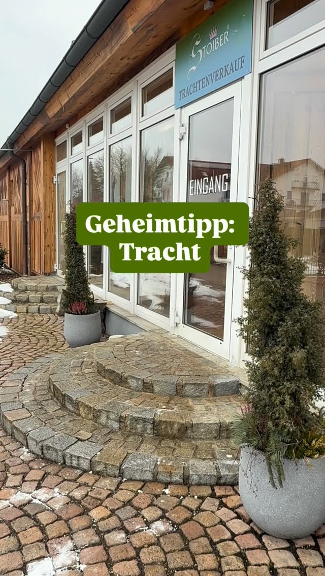 Suchst du noch oder strahlst du schon? ✨
Vergiss Massenware aus dem Netz. Wenn du Qualität suchst, die man sieht und spürt, bist du bei uns genau richtig. Wir kombinieren edle Seide mit Preisen, die Spaß machen. 💸
Warum alle zu uns kommen? Weil wir dich ehrlich beraten, bis das Dirndl perfekt sitzt. Kein Onlineshop-Stress, sondern ein schöner Nachmittag bei uns im Laden.
Klick auf unser Profil für die Adresse und komm vorbei! 📍