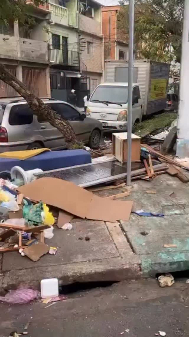 ⚠️ Descarte irregular continua gerando transtornos no bairro
Bom dia! Moradores relatam que, mesmo após avisos, placas e conversas, o descarte irregular de lixo e entulho continua acontecendo na região.
📍 Local: em frente à 1ª praça da Cidade Nova, na Rua Arenápolis
O problema se agrava ainda mais em dias de chuva, quando o lixo acumulado acaba causando enchentes e transtornos para quem mora no entorno.
A comunidade já fez sua parte
– Avisou
– Colocou placas
– Tentou conscientizar
Mas, infelizmente, alguns ainda insistem em desrespeitar.
❗ Fica o questionamento
Até quando isso vai continuar?
Falta de consciência ou falta de fiscalização?
Manter o bairro limpo é responsabilidade de todos.
📢 Seguimos dando voz aos moradores.
🎥 @reporter_de_favela